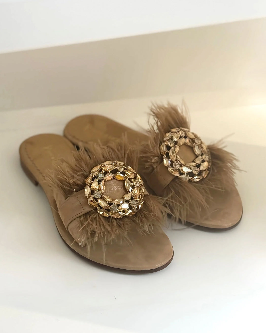 Aura - Sandalo Plumes Vibes in camoscio con piume e cristalli