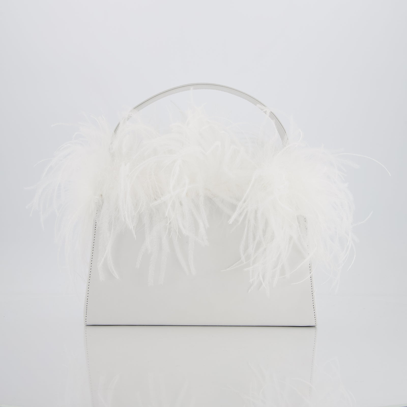 Borsa nera con piume