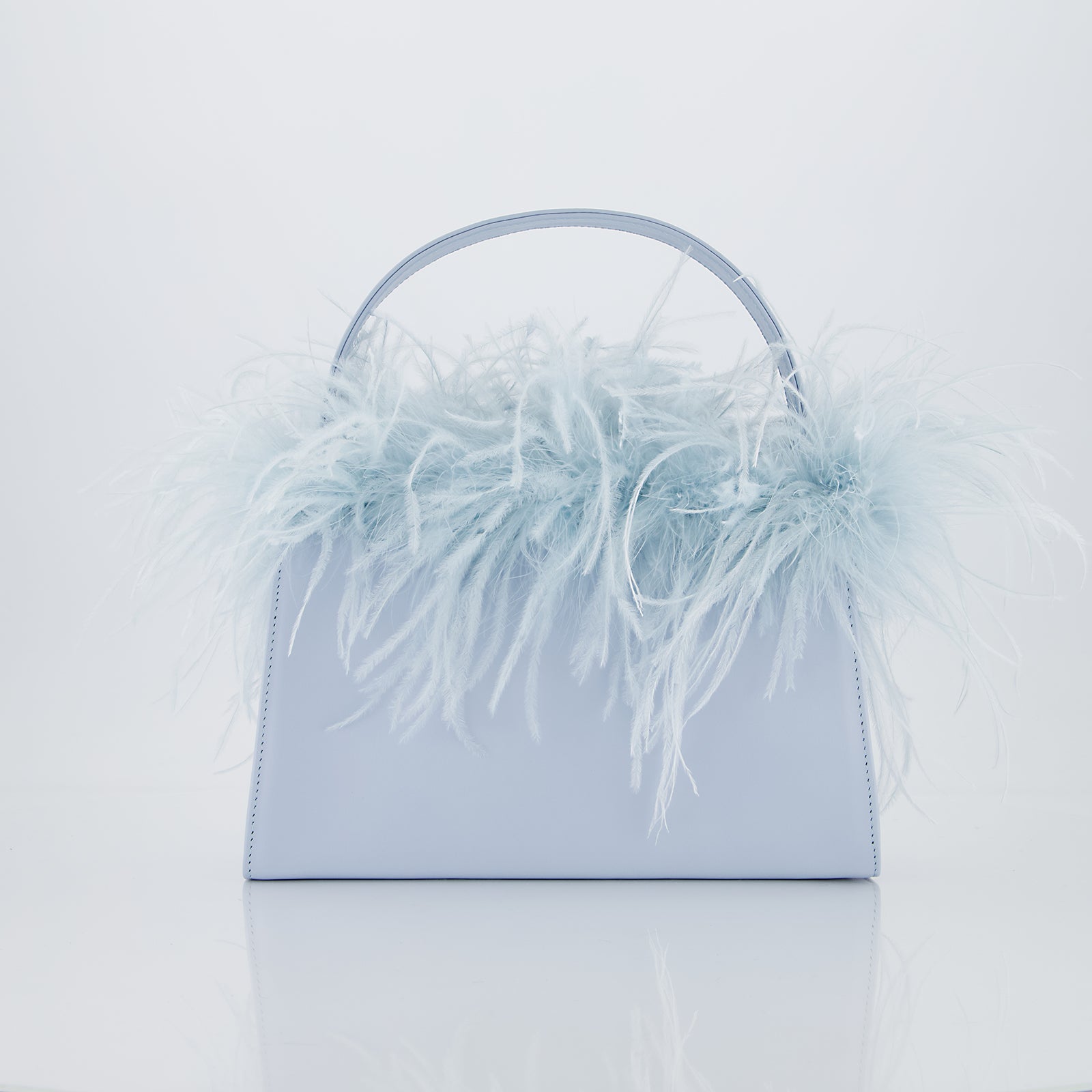 Borsa nera con piume