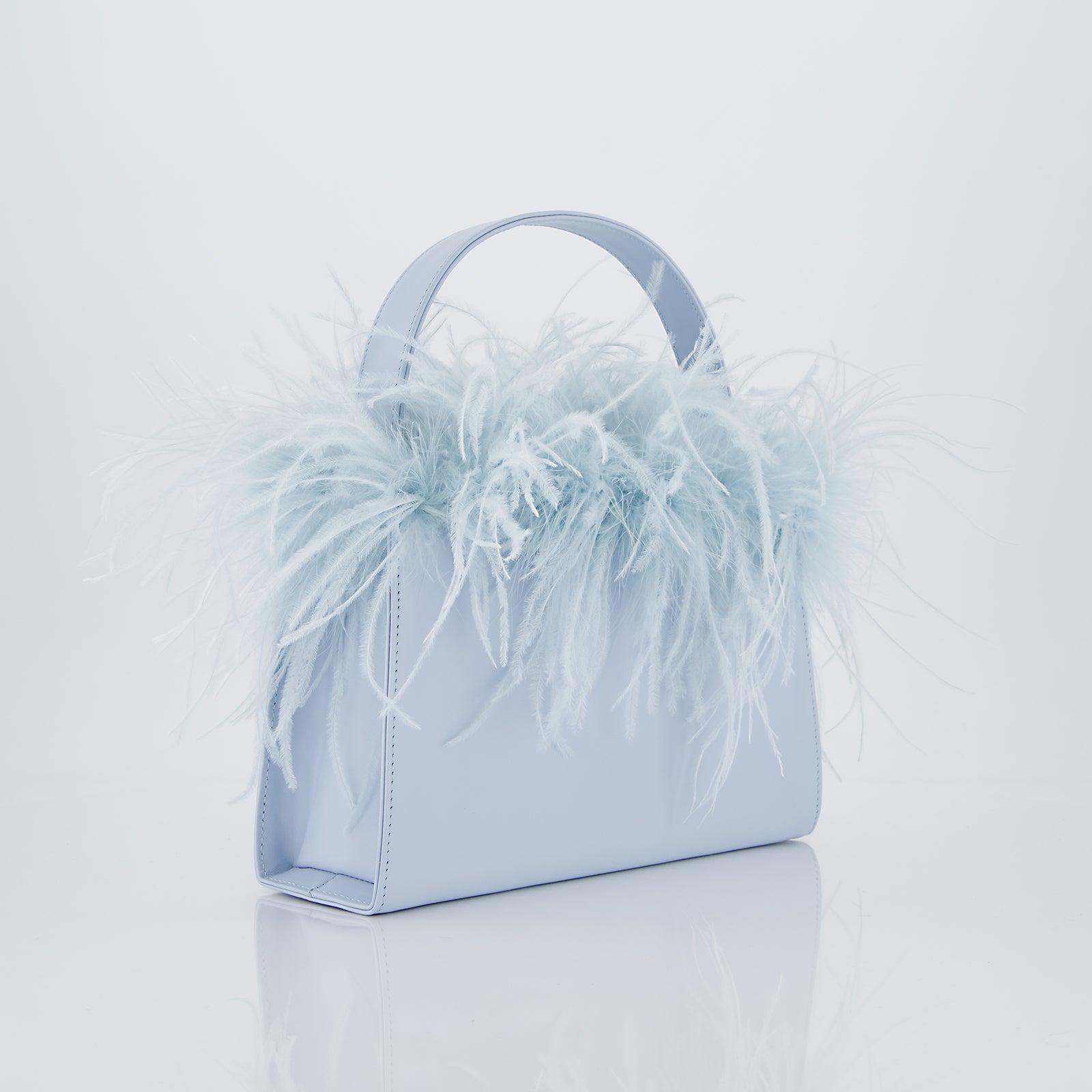 Borsa nera con piume