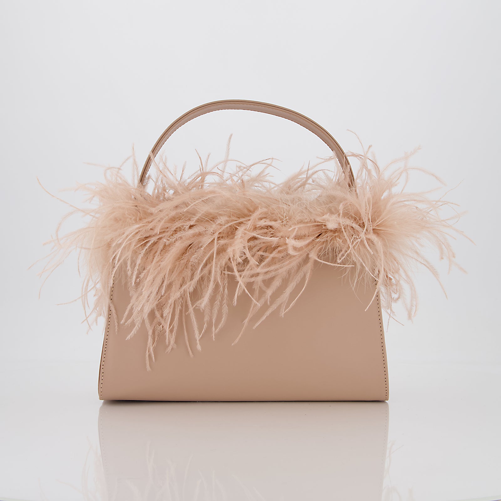 Borsa nera con piume