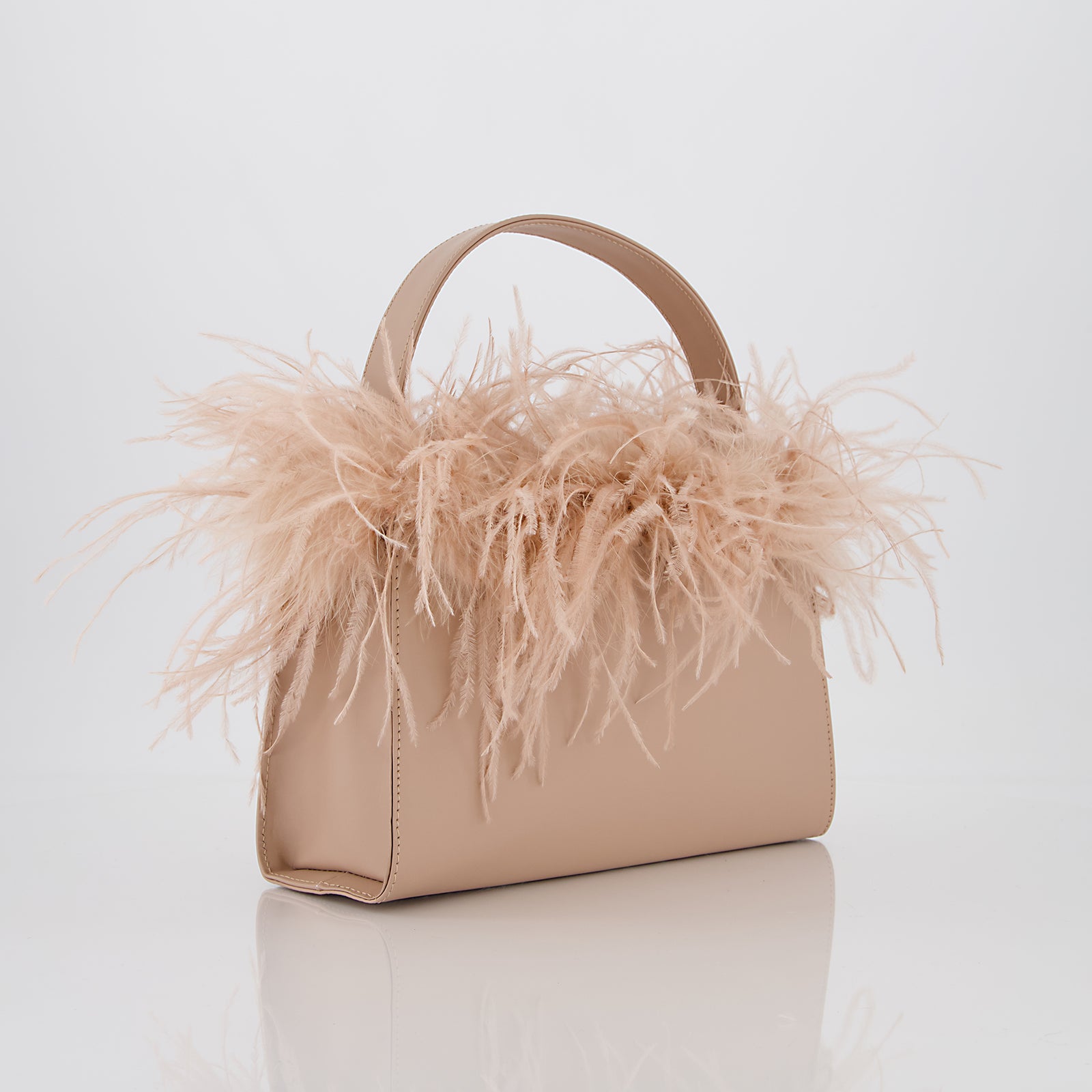 Borsa nera con piume